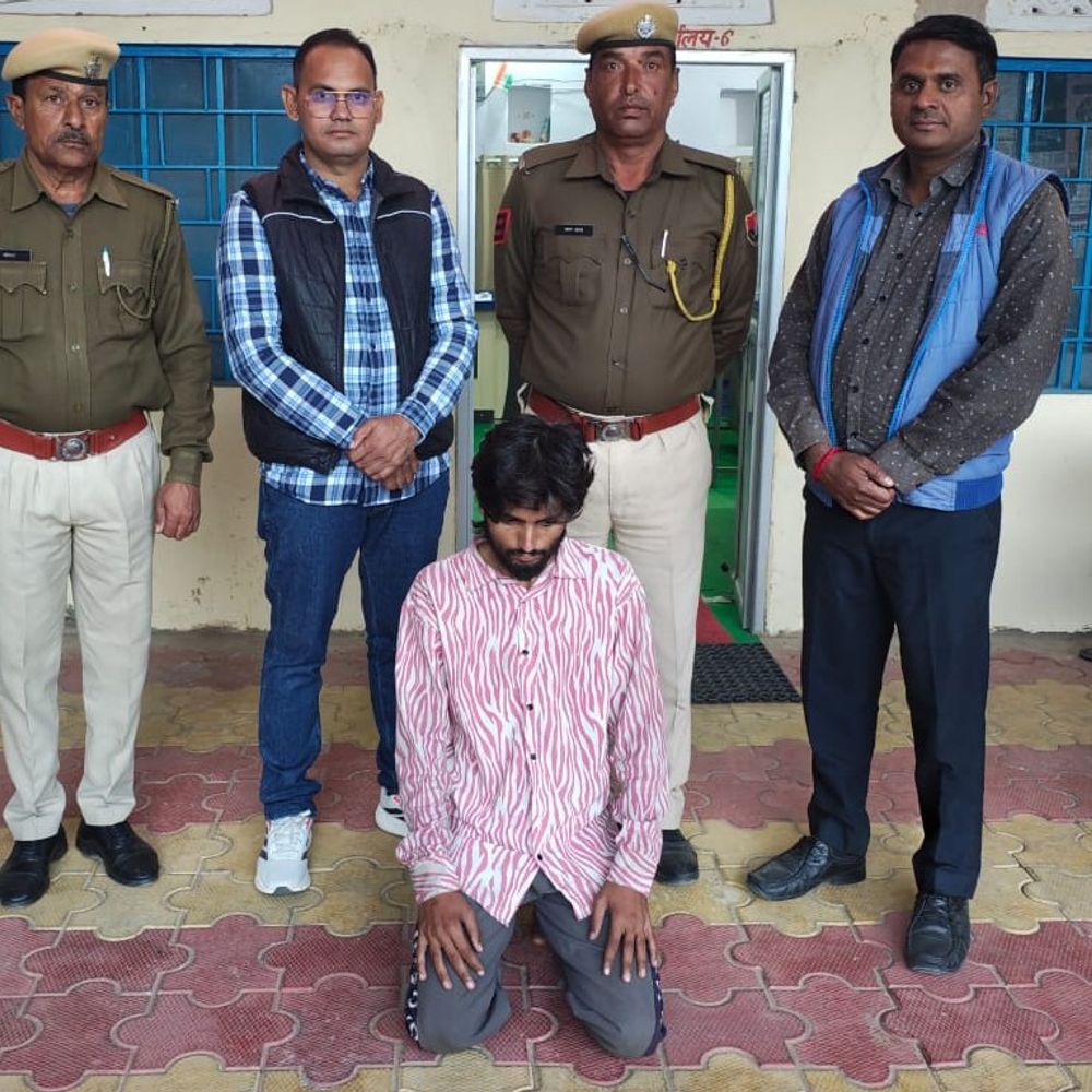 खाटूश्यामजी सदर थाने का ईनामी बदमाश गिरफ्तार:कोल्डड्रिंक कंपनी में इंजीनियर बनकर गया पुलिस कांस्टेबल, लेबर बने मजदूर को दबोचा