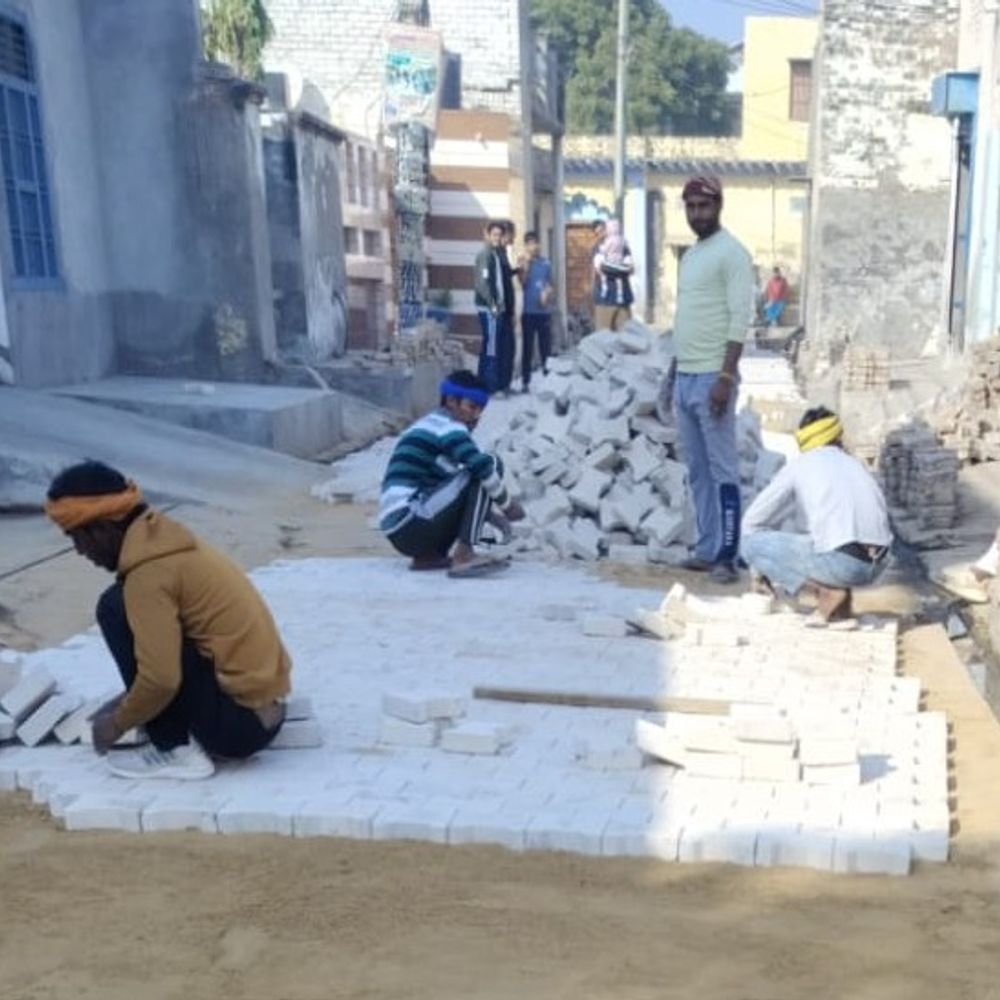 महम में गली निर्माण पर ग्रामीणों में रोष:  कंक्रीट पर बिछा रहे हैं टाइल्स; बोले- मकान नीचे होंगे, पानी निकासी रुकेगी – meham News