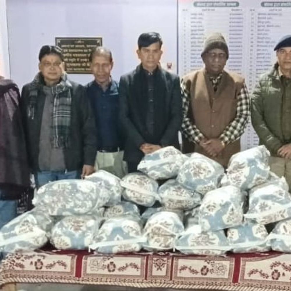 रतनगढ़ के अपना घर आश्रम में रजाई बांटी:डीएसपी इनसार अली ने जरूरतमंदों की सेवा को बताया पुण्य