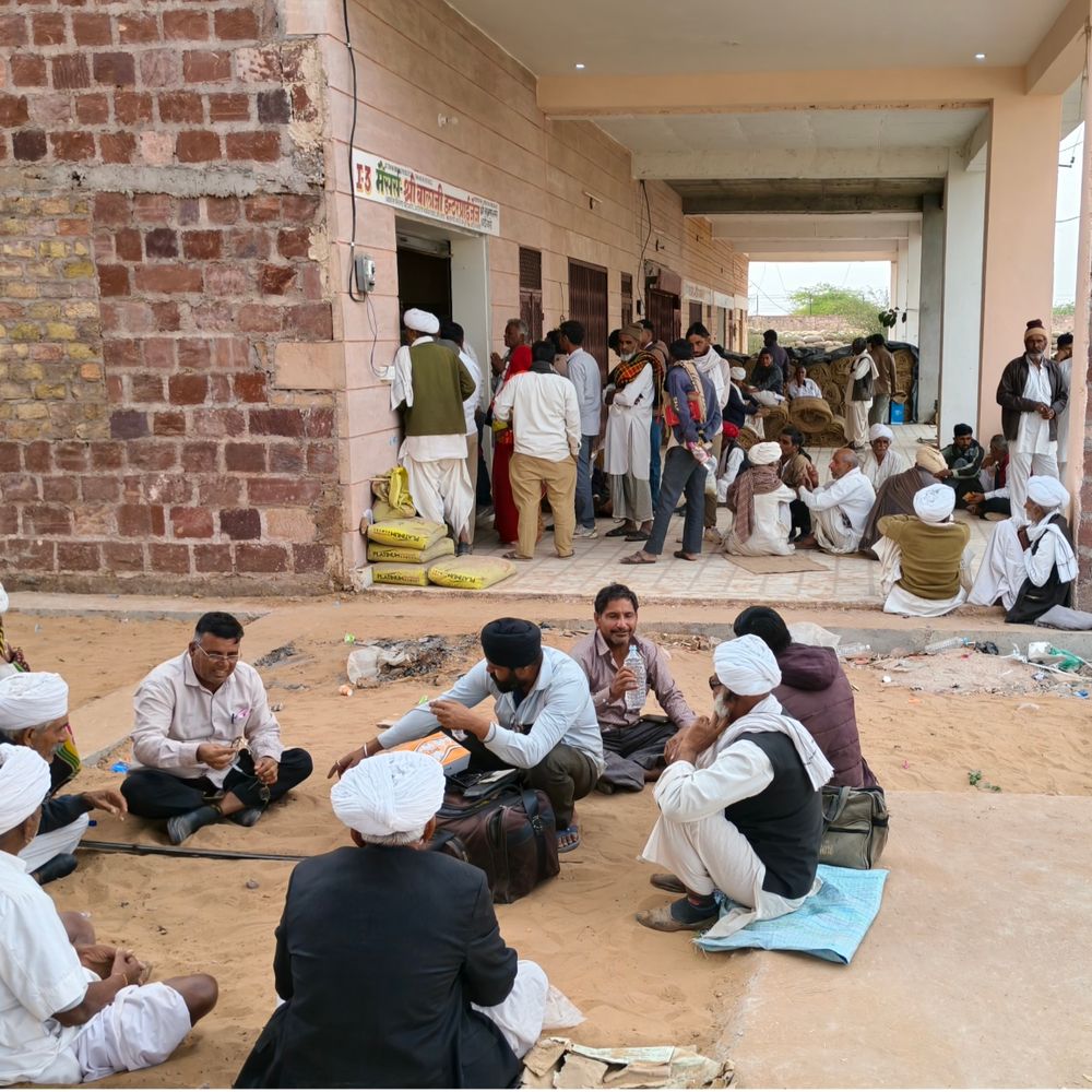 मूंगफली खरीद केंद्र पर अव्यवस्थाएं, बायोमेट्रिक फेल:किसानों को घंटों इंतजार, फिंगर प्रिंट नहीं आने से लौटना पड़ रहा