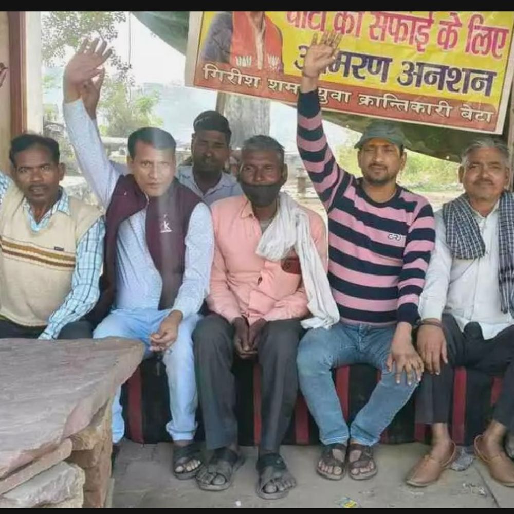 डीग के तालाबों में गंदे पानी से मछलियों की मौत:पूर्व जिला उपाध्यक्ष के नेतृत्व में 11वें दिन भी अनशन जारी