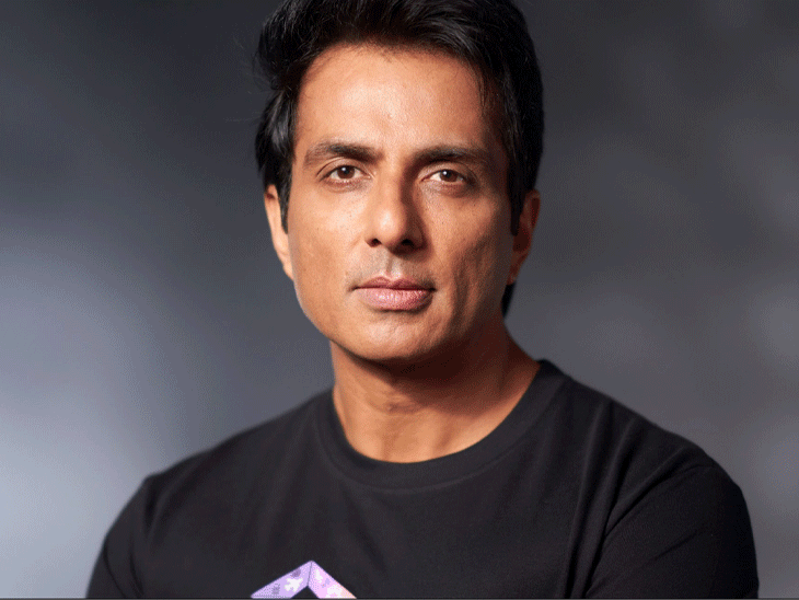 इंडिगो स्टाफ के सपोर्ट में आए सोनू सूद-वीर दास:पैसेंजर्स से बदतमीजी ना करने की अपील, कहा- स्टाफ खुद बहुत बेबस हैं