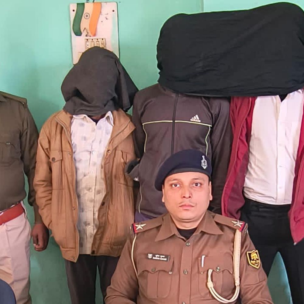 गरारी बलवा में मारपीट, तीन आरोपी गिरफ्तार:कोंच पुलिस ने की कार्रवाई, न्यायिक हिरासत में भेजा गया