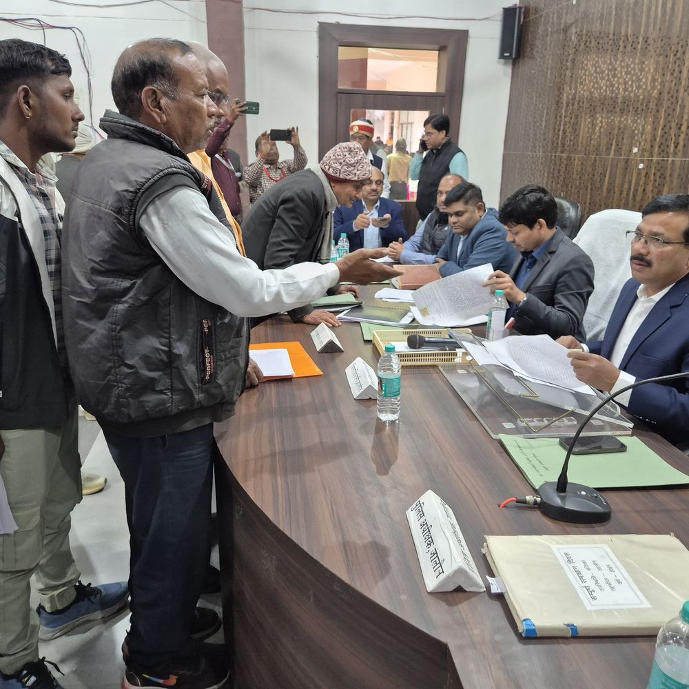 जालौन नगर पालिका में DM का निरीक्षण:दो लिपिकों पर कार्रवाई, अधिशासी अधिकारी को प्रतिकूल प्रविष्टि