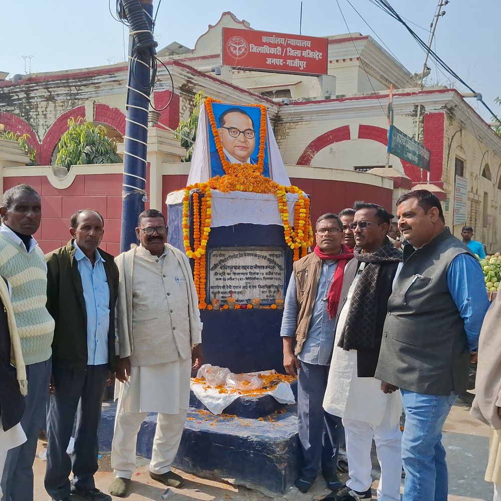 गाजीपुर में डॉ. अंबेडकर को श्रद्धांजलि:परिनिर्वाण दिवस पर विभिन्न संगठनों ने किया नमन