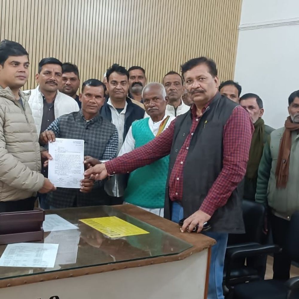 बिजनौर में कोटेदारों का प्रदर्शन:डीएसओ को सौंपा ज्ञापन, कमीशन बढ़ाने और शोषण रोकने की मांग की