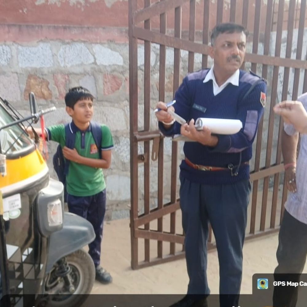 जालोर में स्कूल वाहनों की जांच के दौरान ड्राइवर भागा:विधिक सेवा प्राधिकरण ने दर्ज कराई FIR; नियमों के उल्लंघन पर टीम ने काटे चालान