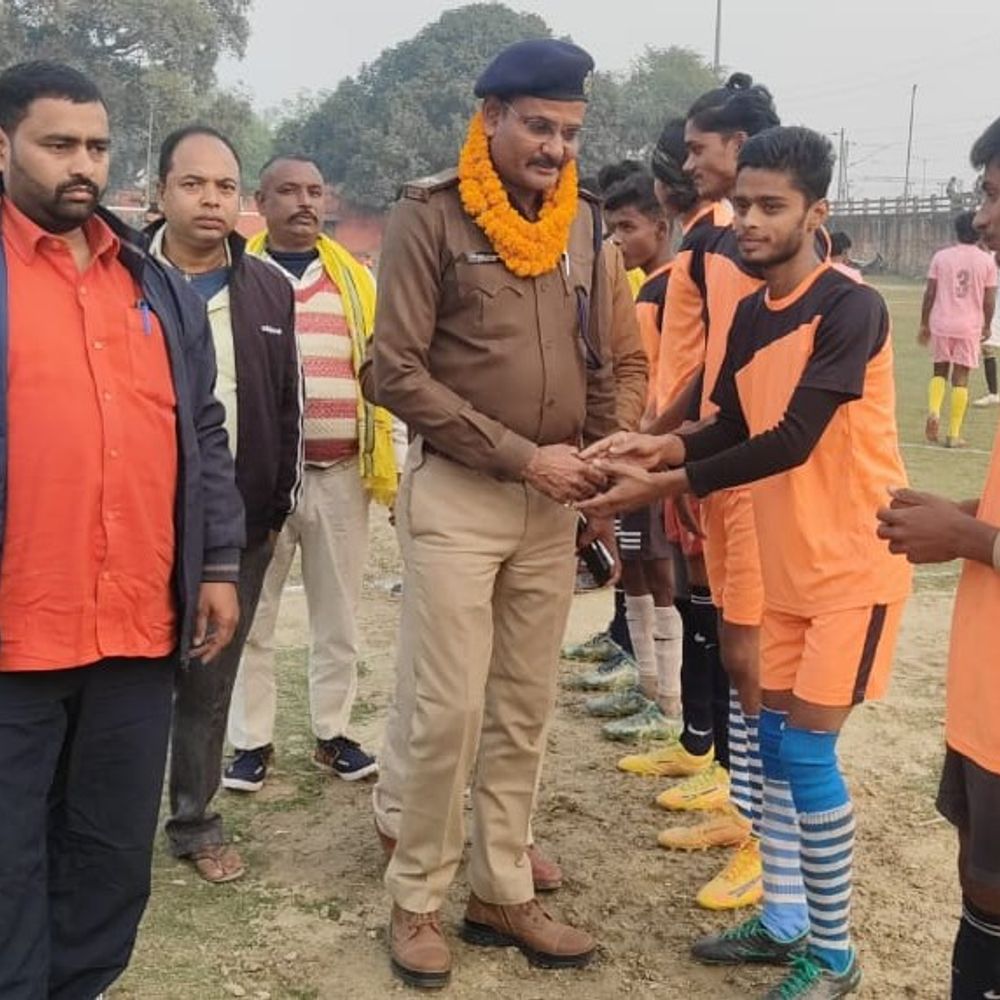 मानसी रेलवे मैदान में जिला फुटबॉल लीग शुरू:हिरोज क्लब मानसी ने चौथम को 2-1 से हराया, अगला मैच मथुरापुर और पतबत्ता के बीच होगा