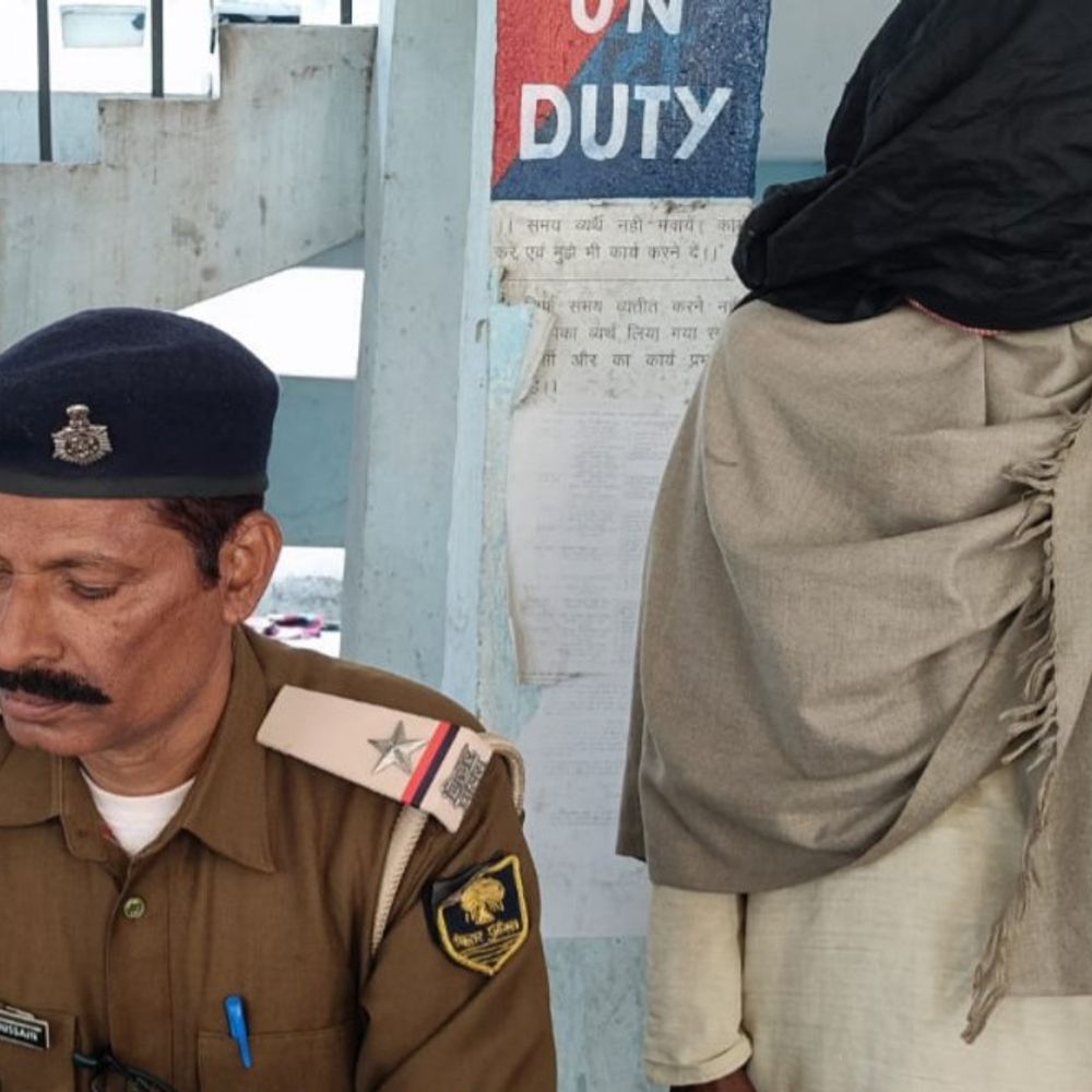 हत्या की कोशिश करने वाले को किया गिरफ्तार:घटना के बाद से फरार था, पुलिस ने घर के पास छापेमारी कर की कार्रवाई