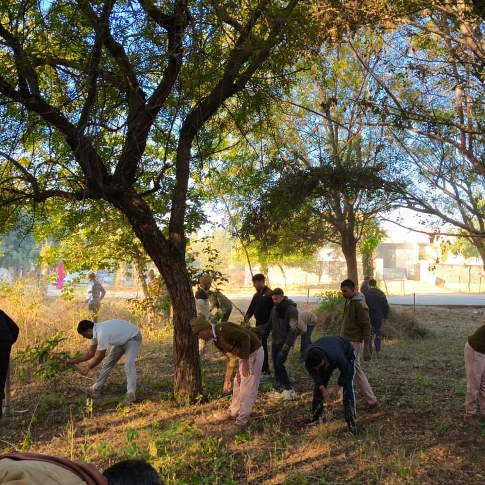 राजसमंद में पुलिसकर्मियों ने लाइन में सफाई की:एसपी बोलीं- स्वच्छता रखना सभी की जिम्मेदारी, पौधरोपण भी किया