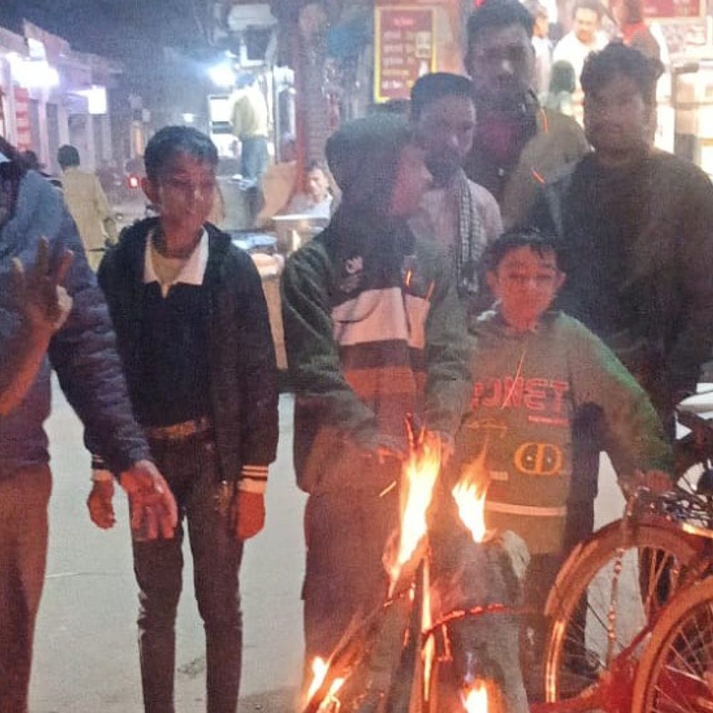 बागपत में बढ़ी ठंड को लेकर अलाव की व्यवस्था:रात में 8 डिग्री तक पहुंचा पारा, गिरते तापमान से राहत