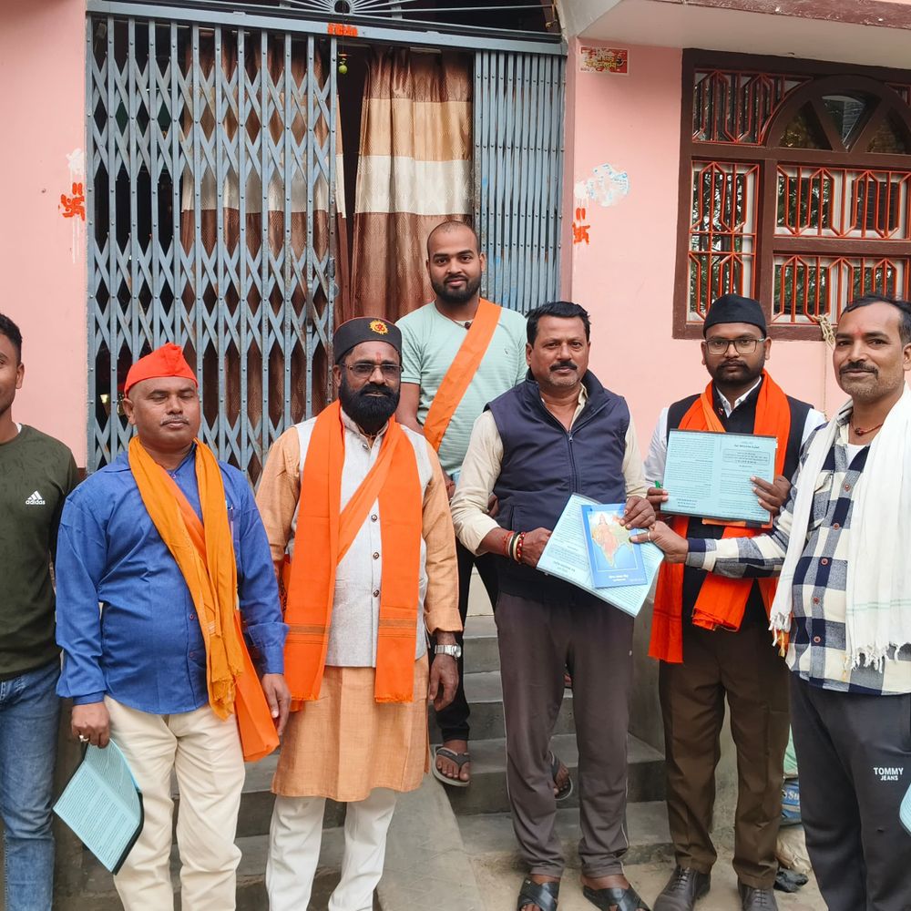 राष्ट्रीय स्वयंसेवक संघ ने पूरे किए 100 साल:कार्यकर्ताओं ने बलहा बाजार में शताब्दी दिवस पर घर-घर पहुंचकर लोगों को बताया