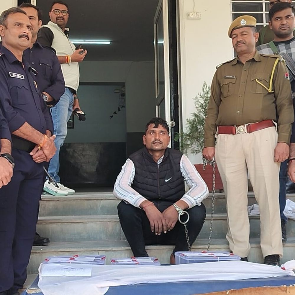 धौलपुर में 50 हजार का इनामी बदमाश गिरफ्तार:विरजा के बीहड़ में घेरकर दबोचा, हथियार भी बरामद