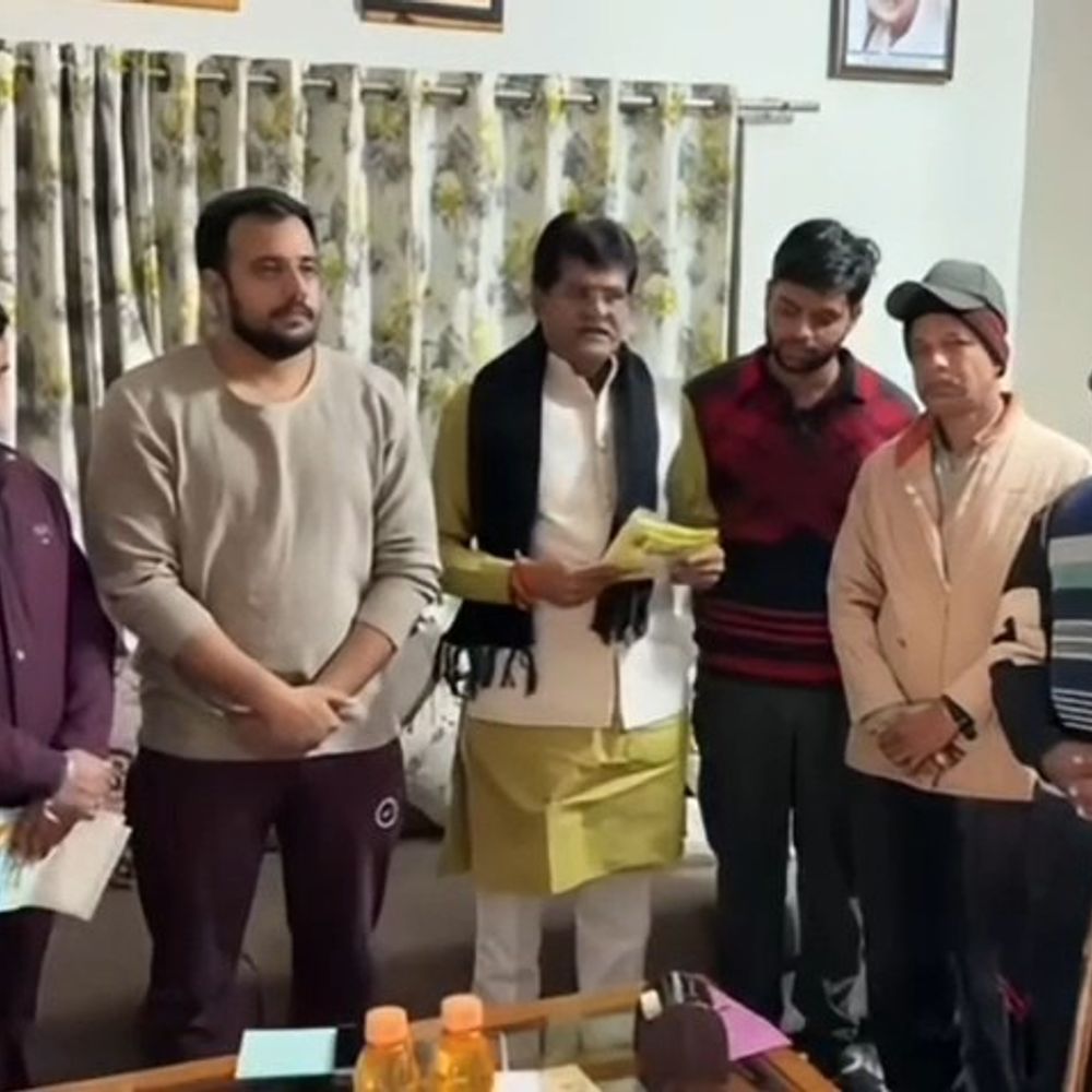 RSS बस्ती टोली ने विधायक निवास पर किया संपर्क:शाजापुर में संघ के शताब्दी वर्ष अभियान के तहत कार्यों की जानकारी दी