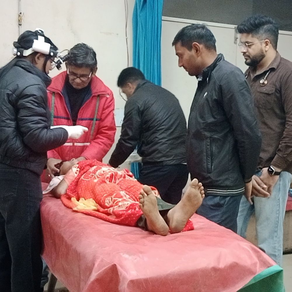 क्रिकेट खेल रहे बच्चे के गले में चुभा सरिया:बंद घर से गेंद लाते समय गेट पर लगे नुकीले सरिए से हुआ हादसा