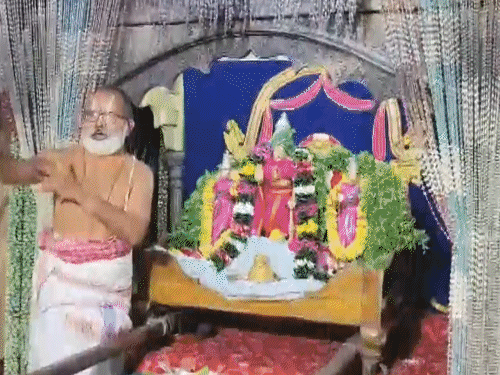 कोहली ने परिवार के साथ सिंहाचलम मंदिर में दर्शन किए:ऑलराउंडर वॉशिंगटन सुंदर भी साथ थे; इसी साल अयोध्या-वृंदावन भी गए थे