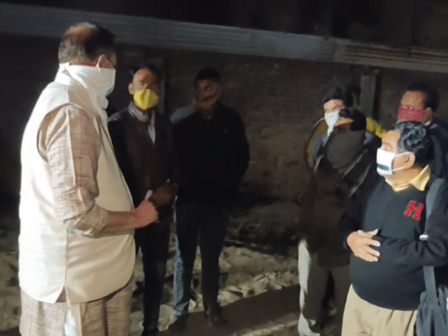 जावरा में क्लोरीन गैस रिसाव...पानी डालने पर और तेज हुआ:तीन दमकल कर्मचारी ICU में भर्ती, सुरक्षा के इंतजाम नहीं थे