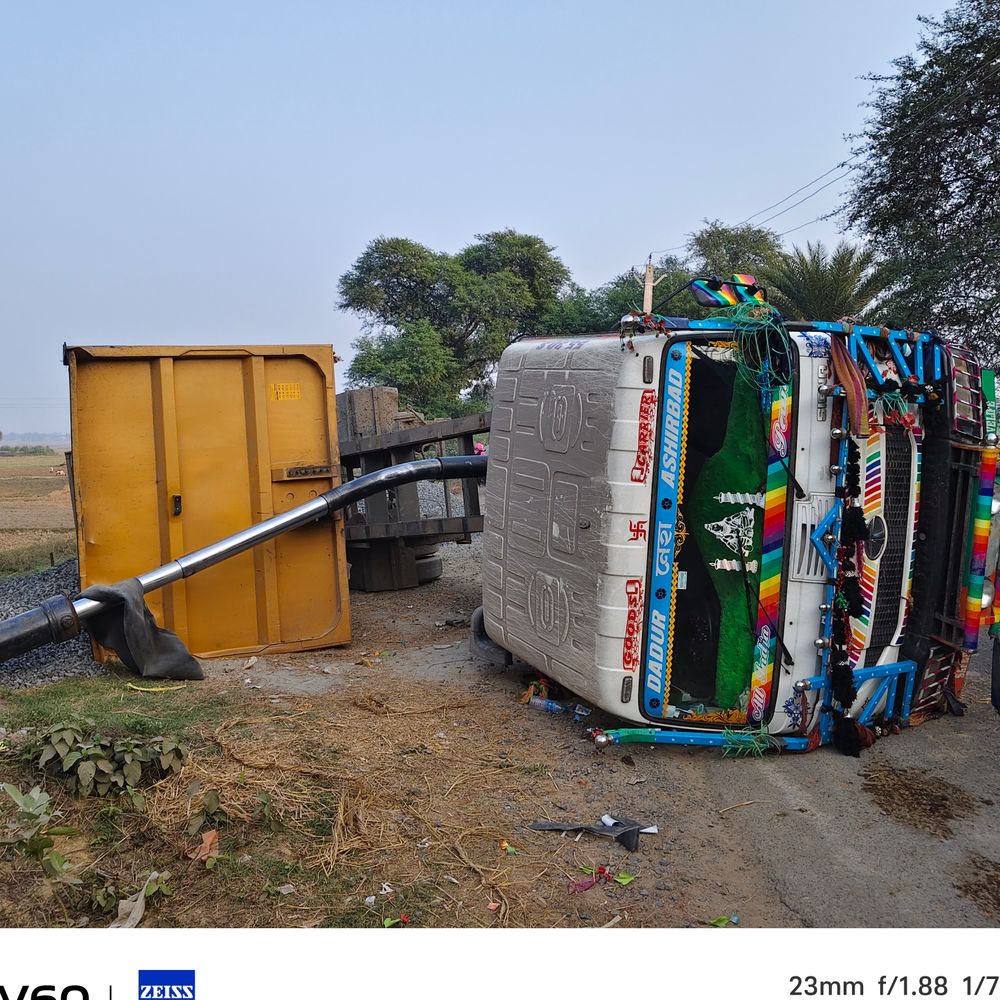 सन्हौला थाना क्षेत्र में गिट्टी लदा ट्रक पलटा:  बथानी मोड़ पर दो घंटे यातायात बाधित, बड़ा हादसा टला – Bhagalpur News