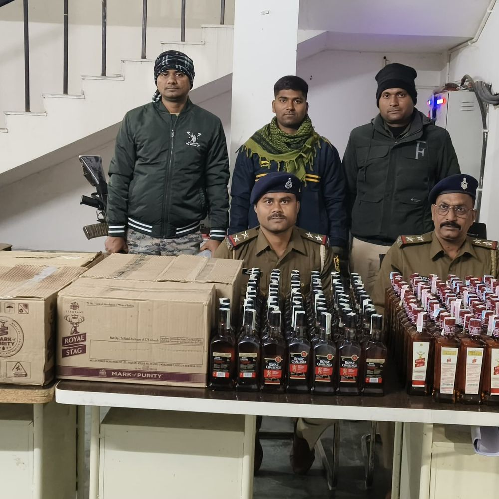 खैरा गरही में शराब तस्करी के खिलाफ पुलिस की कार्रवाई:कार से 556 बोतल विदेशी शराब जब्त, तस्कर अंधेरे का फायदा उठाकर भागे