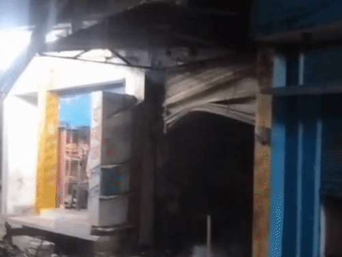 पीलीभीत में रेडीमेड दुकान में आग, VIDEO:दमकल टीम ने 2 घंटे में पाया काबू, शॉर्ट सर्किट से हुआ हादसा, 25 लाख का नुकसान