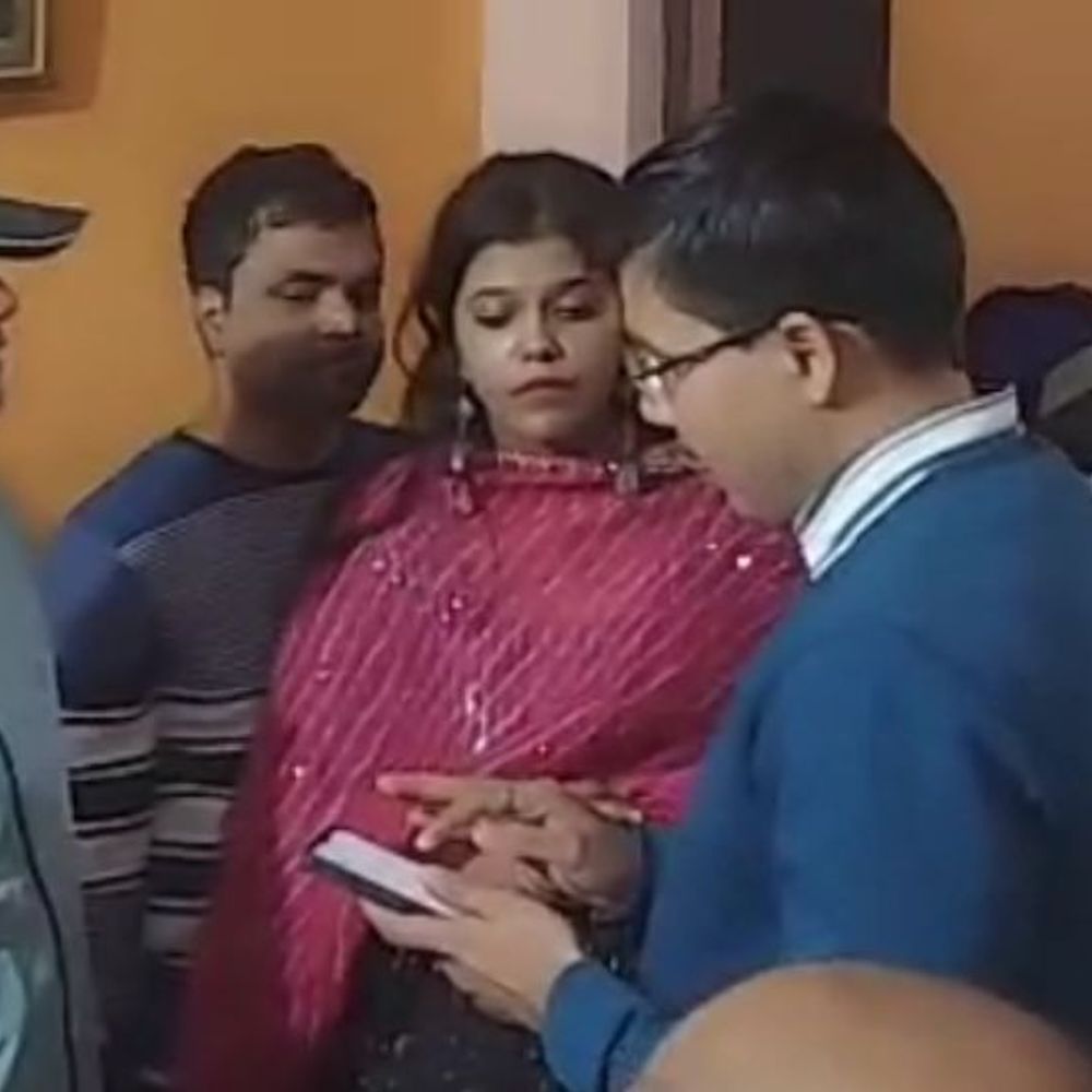 पटना में कांग्रेस नेत्री मोना पासवान के घर छापेमारी:विजिलेंस टीम ने पति मिथिलेश को रिश्वत लेते पकड़ा, लाखों कैश के दावे पर चलाया सर्च ऑपरेशन