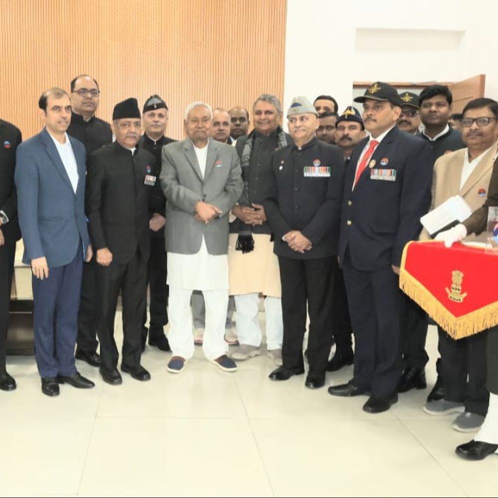 सशस्त्र-सेना झंडा दिवस, सीएम नीतीश ने दी शहीदों को श्रद्धांजलि:पटना में मुख्यमंत्री आवास पर लगाया फ्लैग, बोले-सैनक परिवारों की मदद करना हम सबकी जिम्मेदारी