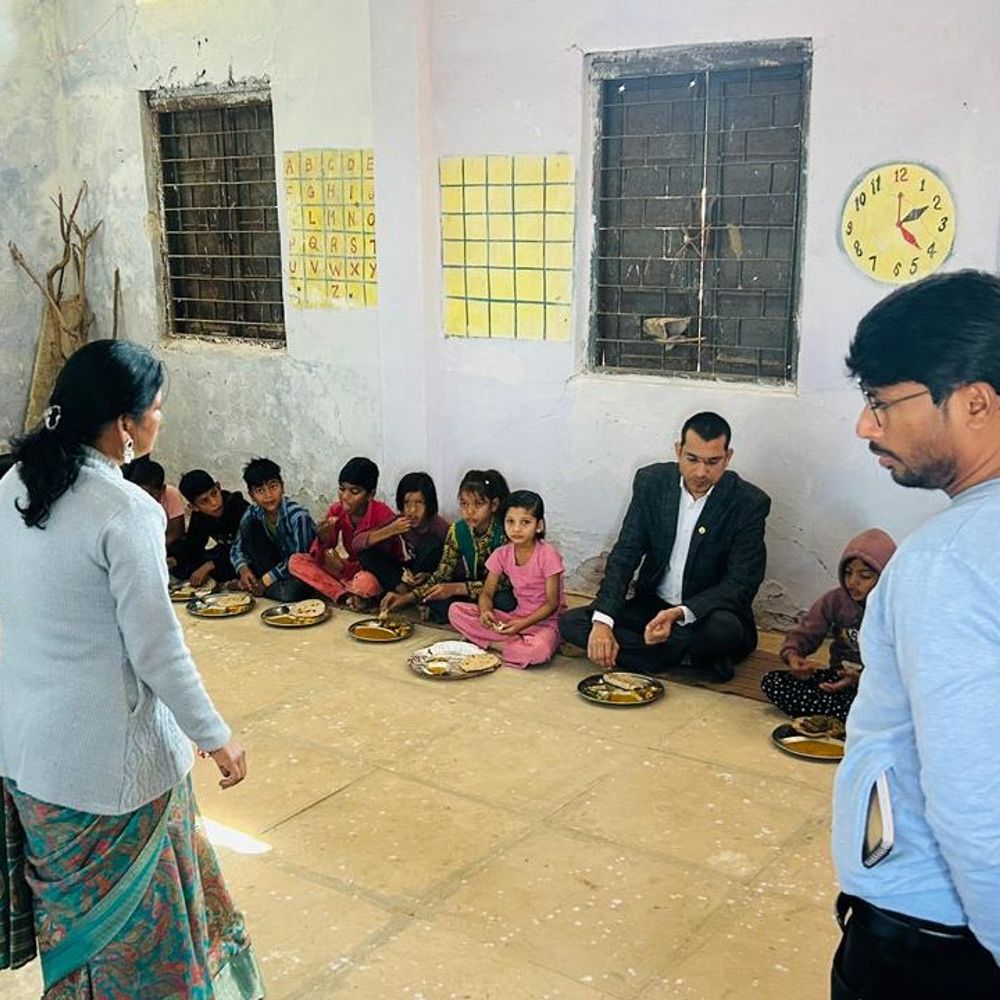 कलेक्टर ने स्कूल के बच्चों के साथ खाना खाया:प्राथमिक विद्यालय और उपस्वास्थ्य केंद्र का किया निरीक्षण