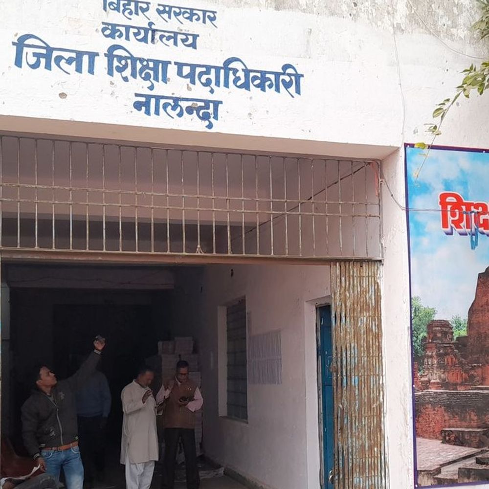 सरकारी विद्यालयों में डीएम, थानेदार के नंबर लिखवाना अनिवार्य:आपात स्थिति से निपटने में तत्परता लाना उद्देश्य, पेरेंट्स अधिकारियों तक पहुंचा सकेंगे शिकायतें