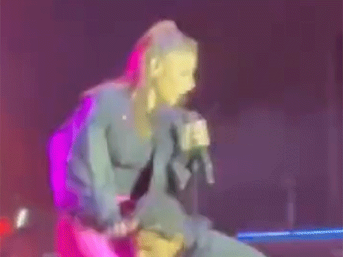 कनिका कपूर से लाइव कॉन्सर्ट में फैन ने की बदतमीजी:स्टेज पर चढ़ पैरों से पकड़ा, वायरल वीडियो पर यूजर्स बोले- भारत में महिलाएं सुरक्षित नहीं