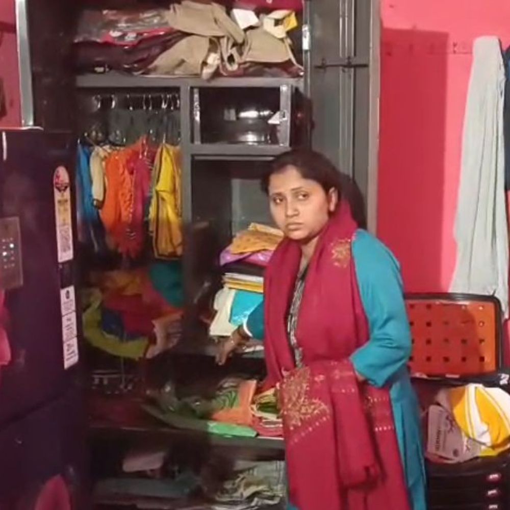 झरिया में बंद घर से 8 लाख की चोरी:  शादी में इटखोरी गया था परिवार; ताला तोड़ घर में घुसे चोर, लाखों के जेवर-नगदी गायब – Dhanbad News