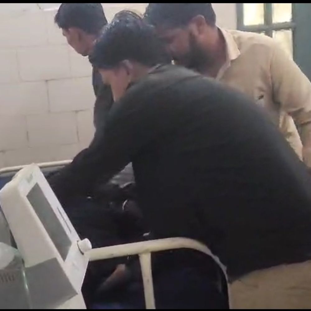 श्योपुर के सड़क हादसे में युवक की मौत:तेज रफ्तार कार ने बाइक सवार को टक्कर मारी; एक गंभीर, चालक फरार