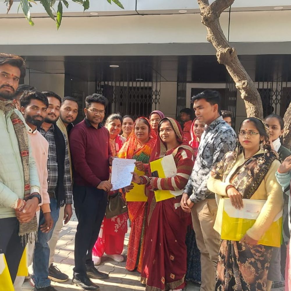 ललितपुर में पंचायत सहायकों का प्रदर्शन:एंड्रॉइड फोन की मांग, बीडीओ को भेजा ज्ञापन