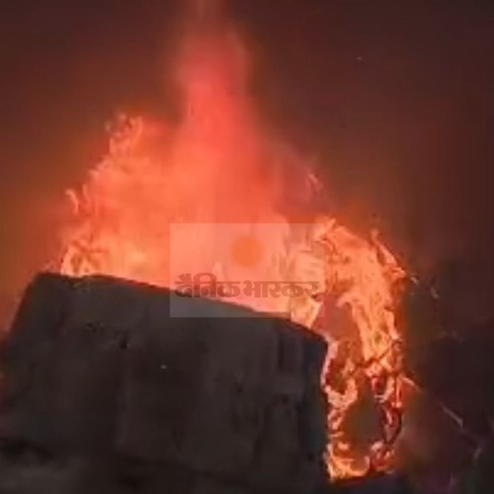 ऑटो पार्ट्स गोदाम में लगी भीषण आग...VIDEO:25 बाइक जलकर राख, कचरे से फैली आग, घंटों बाद दमकल ने काबू पाया गया
