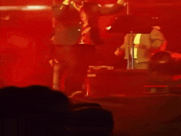 भोपाल में परफॉर्मेंस के दौरान गिरे सिंगर मोहित चौहान:लाइटिंग से टकराया पैर, स्टेज पर गिरे; कुछ सेकेंड में फिर संभले, गाया ‘नादान परिंदे’