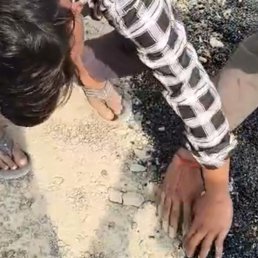 हरदोई में बनने के बाद ही सड़क उखड़ने लगी:लोग बोले-बनाने में घोटाला हुआ, हाथ से ही उखड़ रही गिट्‌टी