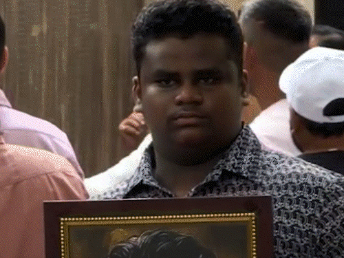 धर्मेंद्र की बर्थ एनिवर्सरी पर फैंस से मिलीं हेमा मालिनी:हाथ जोड़ जताया आभार, सेलिब्रेशन ऑफ लाइफ के लिए एक्टर के बंगले पर उमड़ी भीड़