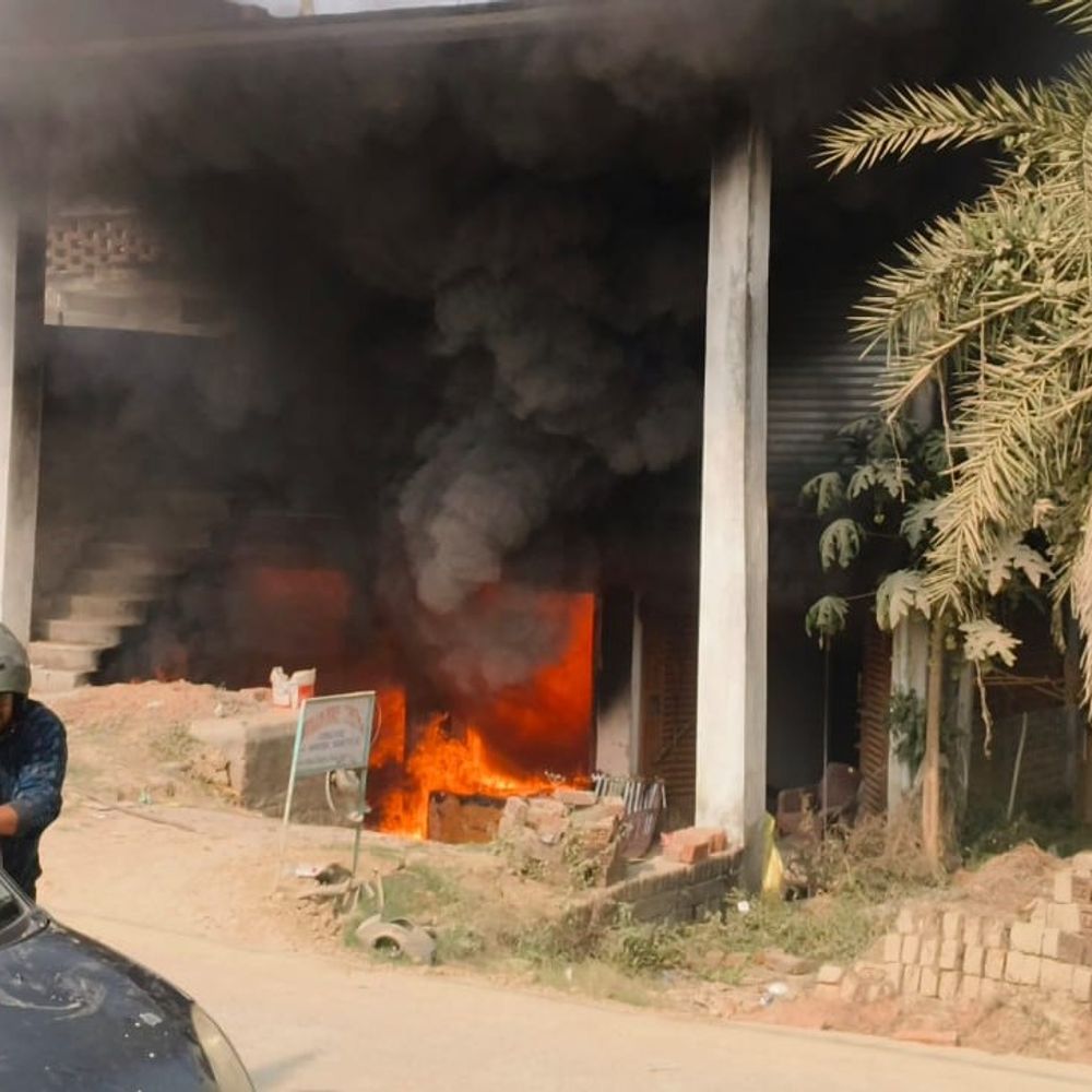 पलामू में मोटर पार्ट्स दुकान में लगी आग:  मालिक और ग्राहक ने भागकर बचाई जान, 5 लाख रुपए से अधिक के नुकसान का अनुमान – Palamu News