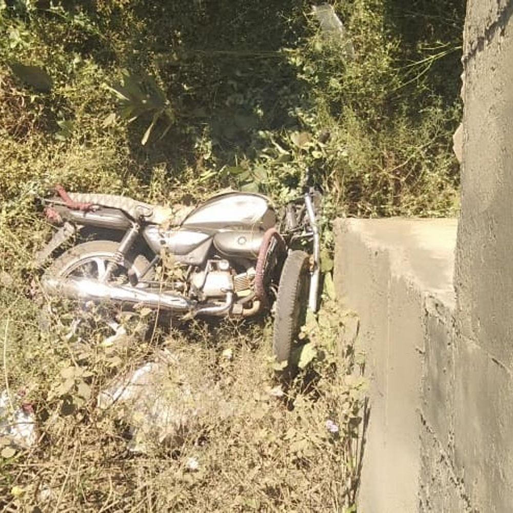 बुरहानपुर में अज्ञात वाहन की टक्कर से हादसा:बाइक सवार पुलिया से गिरे, एक की मौत, दूसरा घायल