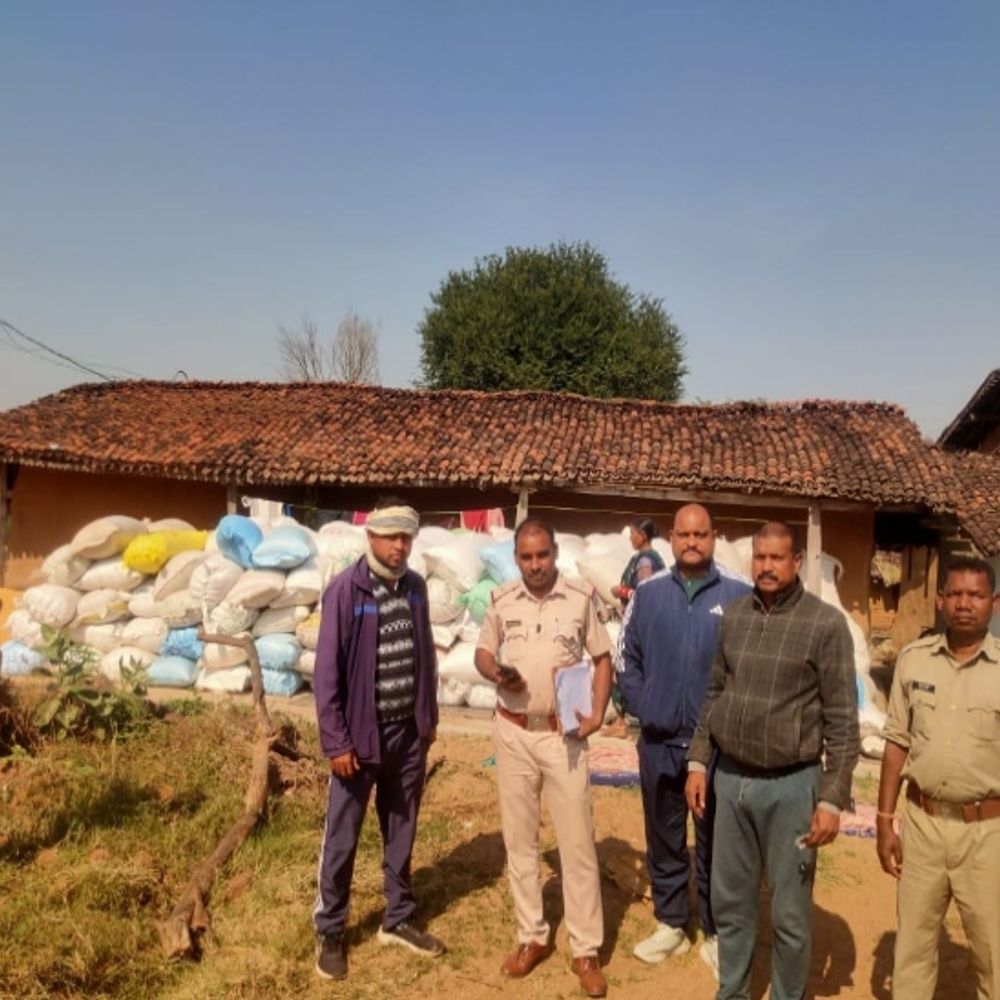 गरियाबंद में धान तस्करी पर कार्रवाई:ओडिशा पुलिस की मदद से डंप किए गए 400 बोरी जब्त, तीन वाहनों से भी 314 पैकेट धान बरामद