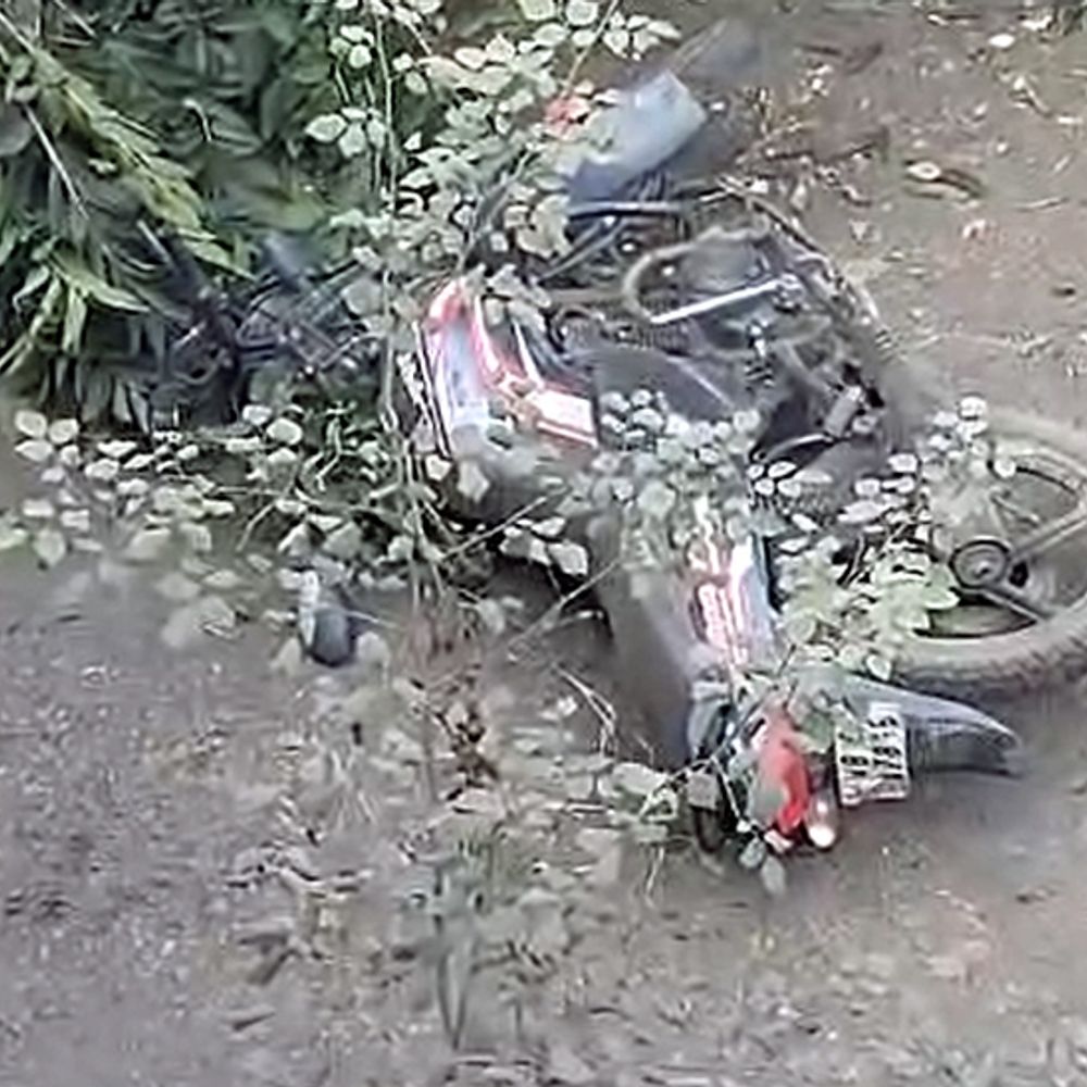 पाकुड़ में अनियंत्रित बाइक पुल से गिरी, एक की मौत:  सोनाजोड़ी पुल के पास हुआ हादसा, बाइक सवार के सिर पर लगी गंभीर चोट – Pakur News
