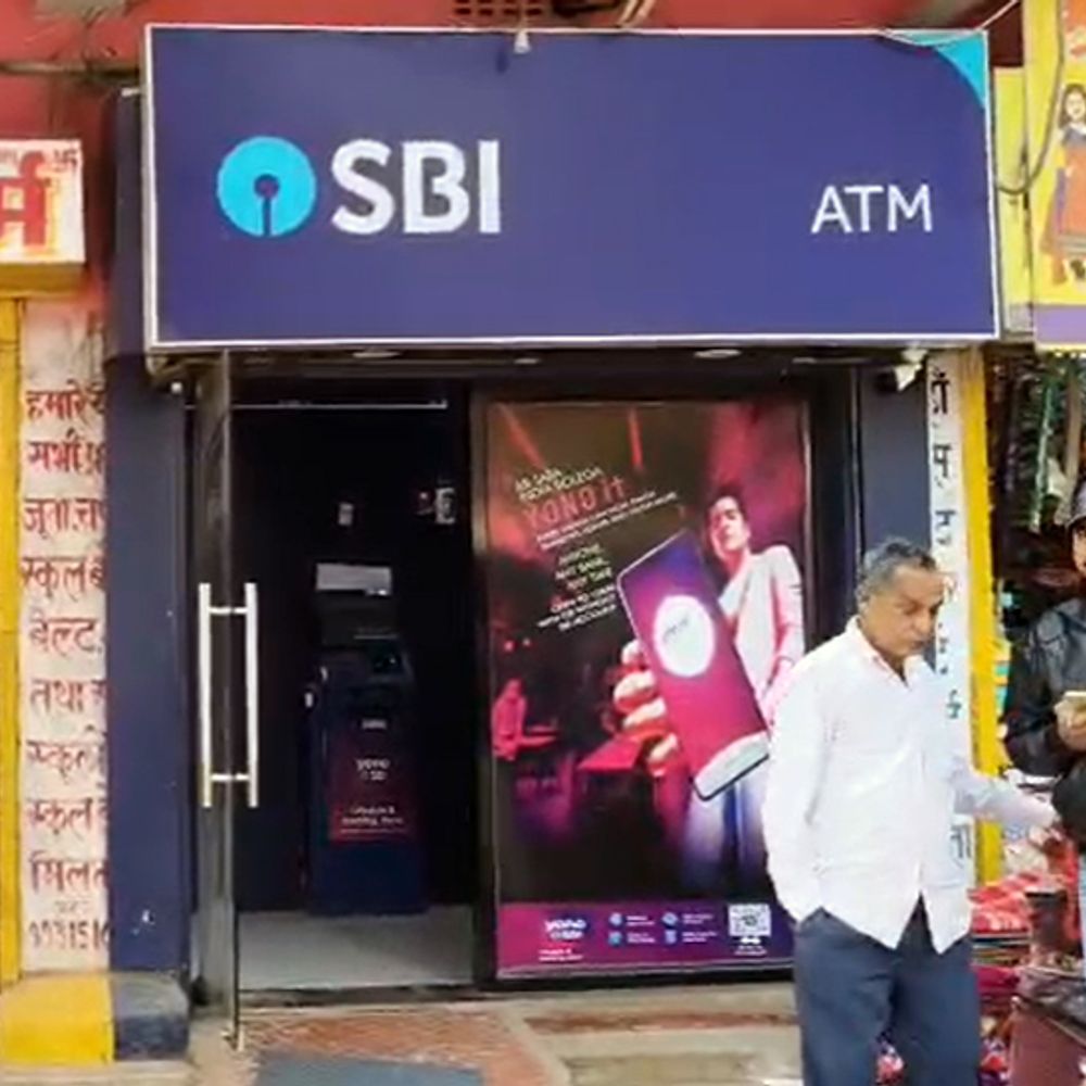 गिरिडीह में ATM में चोरी का प्रयास:  लोगों ने एक चोर को रंगे हाथ पकड़ा, तीन फरार; कैश आउटलेट पर लगाया था सेलोटेप – Giridih News