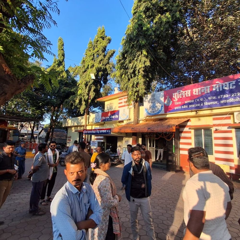 टीआई ने महिलाओं को पाइप से पीटा:मोबाइल छीनकर वीडियो डिलीट कराए; लव मैरिज कर चुकी बेटी से मिलने आए थे परिजन