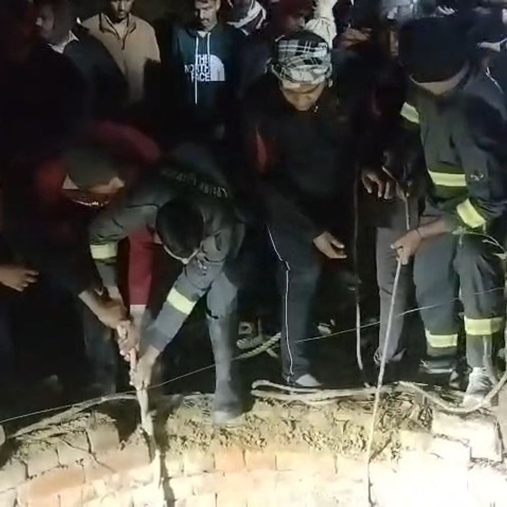 आजमगढ़ में कुएं में गिरकर युवक की मौत:देर रात फायर ब्रिगेड की टीम ने संभाला मोर्चा