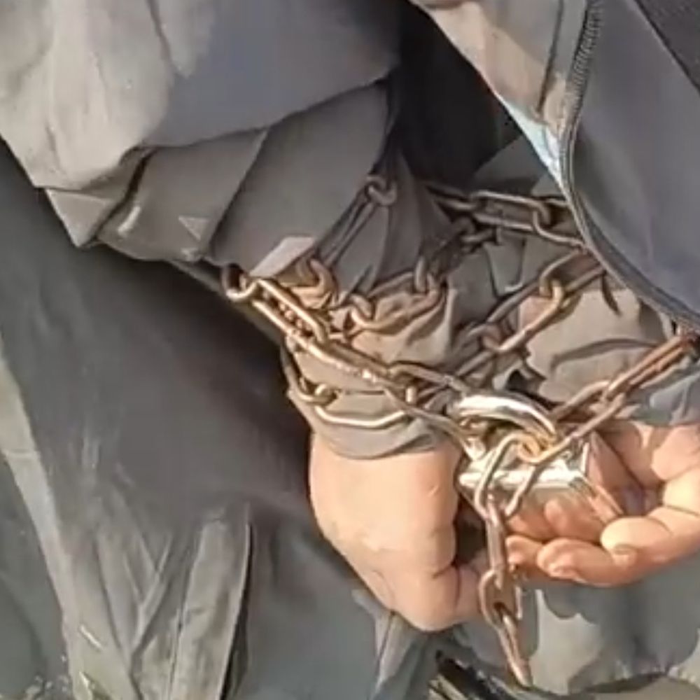 कोडरमा में पिता ने बेटे को जंजीरों से बांधकर पीटा:  मुखिया ने पीड़ित को पहुंचाया थाना, पिता ने शैतानी ताकतों का आरोप लगाया – koderma News