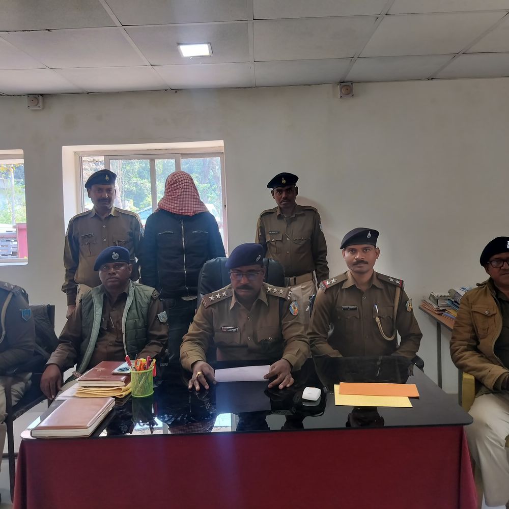 आपत्तिजनक तस्वीरें वायरल कर ब्लैकमेलिंग, आरोपी बिहार से गिरफ्तार:  शादी का झांसा देकर 5 लाख रुपए मांगे थे, चाईबासा पुलिस ने पकड़ा – Chaibasa (West Singhbhum) News
