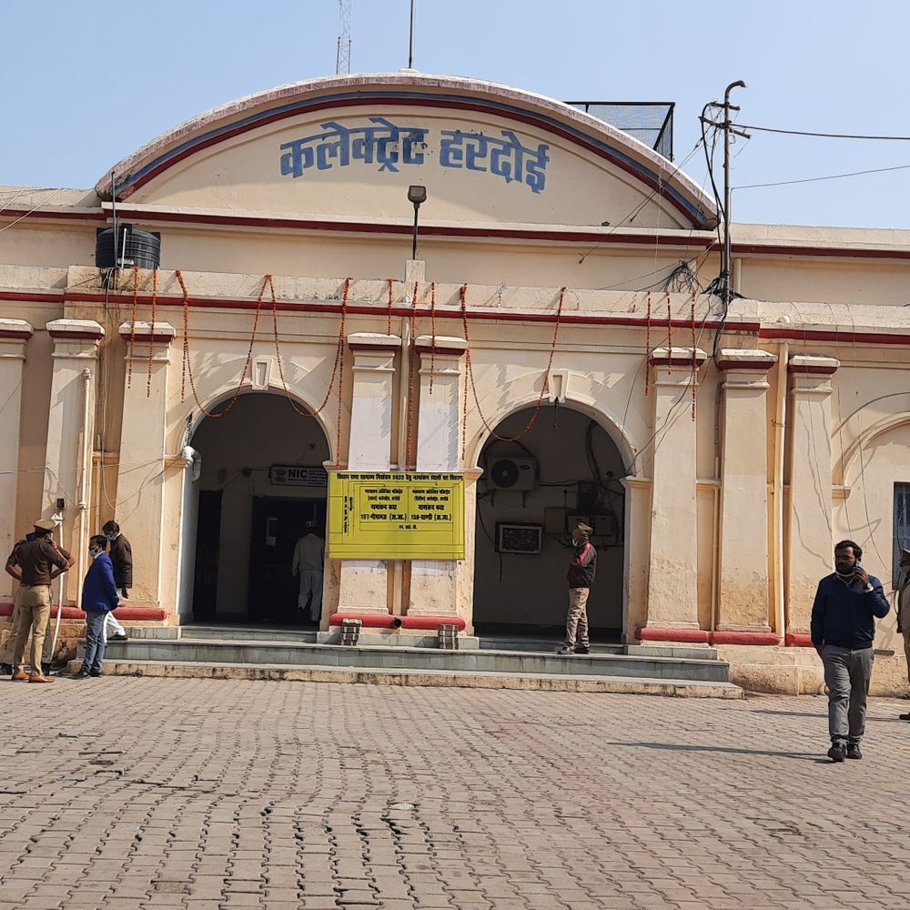 हरदोई में हाईकोर्ट ने निलंबन पर लगाई रोक:SDM स्तर पर बहाली अटकी, विक्रेता ने जिलाधिकारी से की गुहार