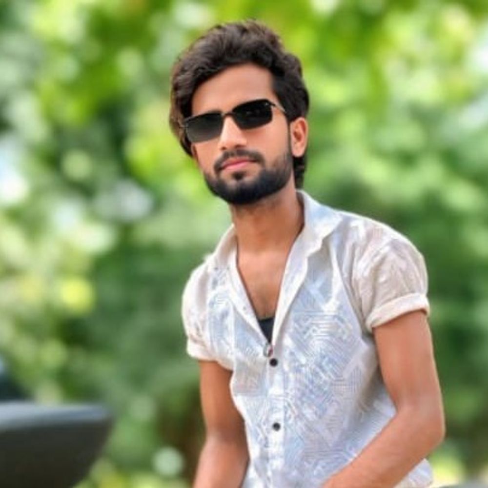 बेतिया में पेड़ से टकराई बेकाबू बाइक, युवक की मौत:शादी समारोह से लौट रहे थे तीन दोस्त, 2 घायल