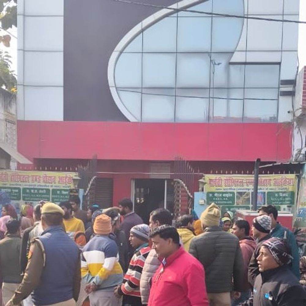 भदोही में ऑपरेशन के बाद महिला की मौत:परिजनों ने हॉस्पिटल पर लापरवाही का आरोप लगाया, भीड़ जुटी