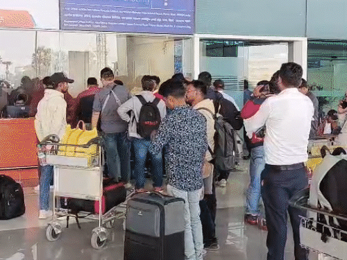 इंडिगो फ्लाइट कैंसिल, शादी-शुदा जोड़े का हनीमून का सपना टूटा:कपल का दर्द- अब कब मिलेगी छुट्टी नहीं पता; पटना के 2 हजार कपल का हनीमून प्लान कैंसिल