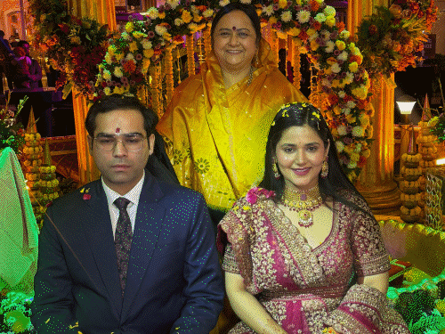 कथावाचक निधि हल्दी सेरेमनी में मंगेतर BJP नेता संग झूमीं:गाजियाबाद में आज शादी, 5 साल पहले ब्राह्मण सभा में मिले, तबसे दोस्त